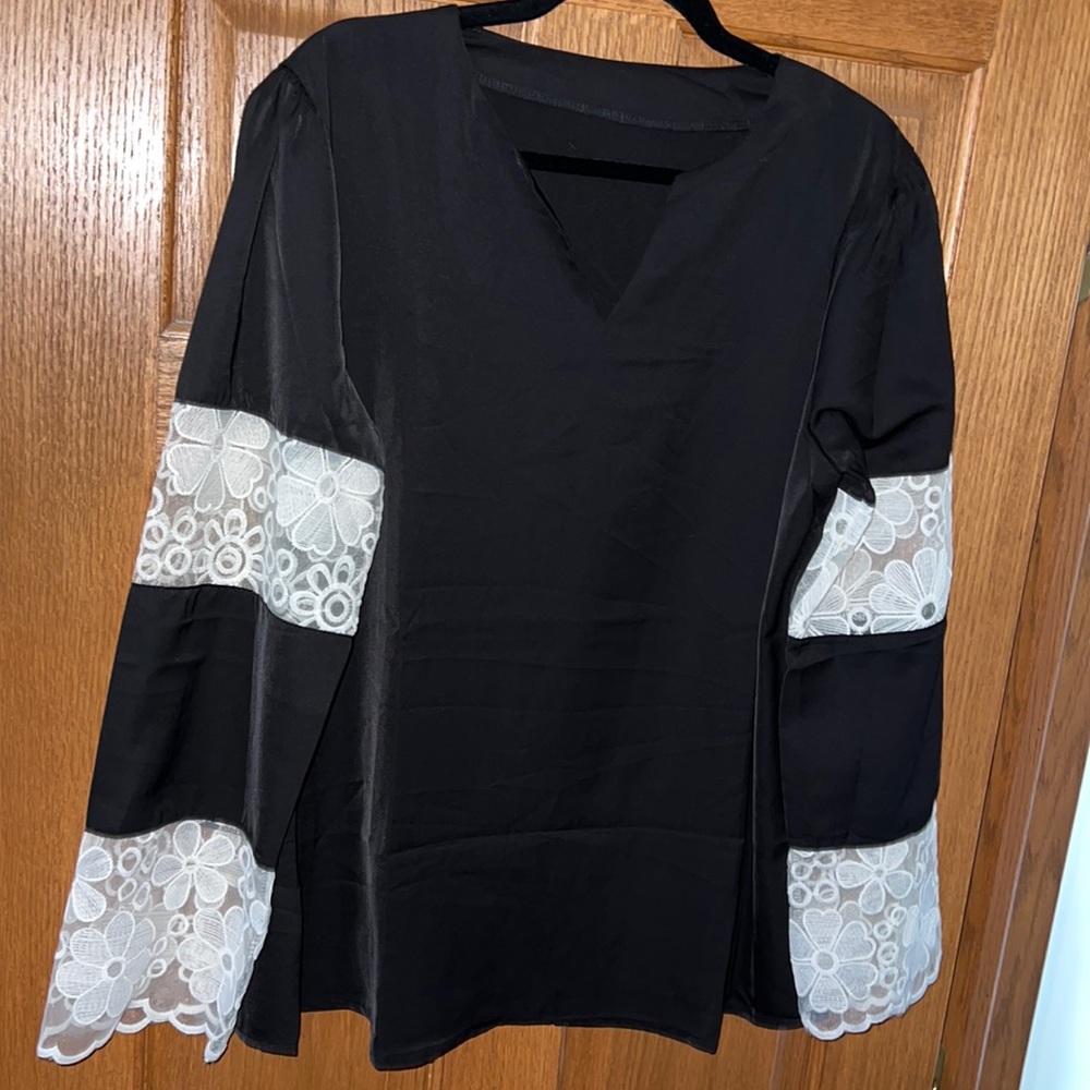 Flowy blouse with lace detailed sleeves
